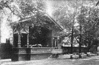  Деревянная сцена в осеннем парке