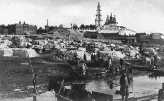  Складирование товара на берегу Волги